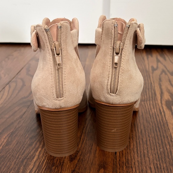 Elegant Beige Heeled Sandals - Picture 5 of 7